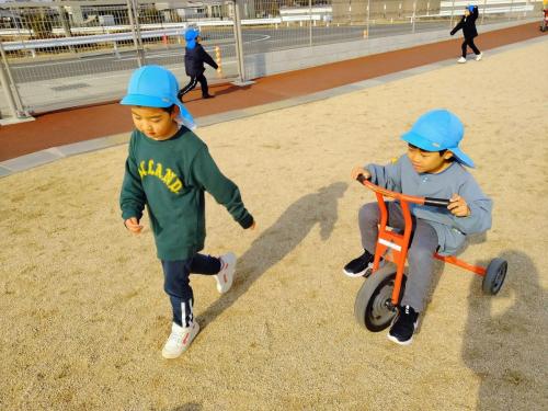 1月15日:三輪車とかけっこをして遊びました。