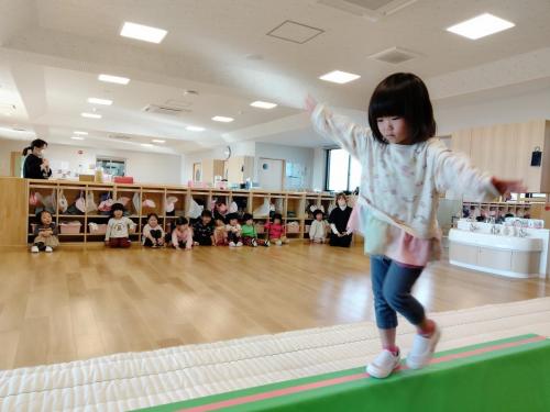 12月24日：両手でバランスを取ってゆっくり渡ったよ☆