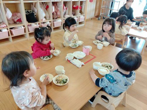 3月10日：スプーンを使って食べれているね☆彡