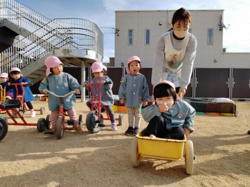 12月25日：三輪車と押し車に乗って遊んだよ！