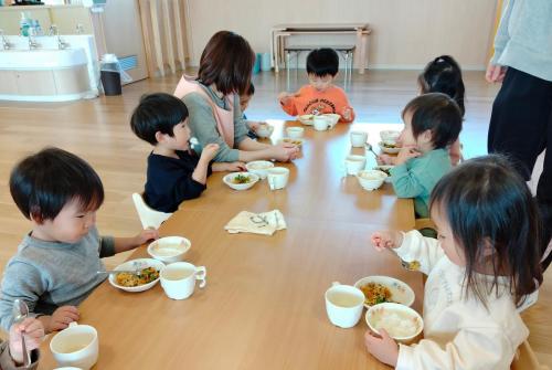 12月27日：お掃除の後の給食は美味しいね♬