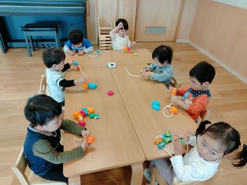 5月7日:紐通しをしています。すごい集中力です。
