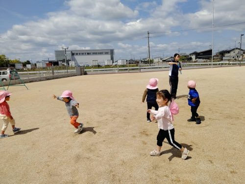 5月7日:シャボン玉を追いかけています。「まてまて～!!」