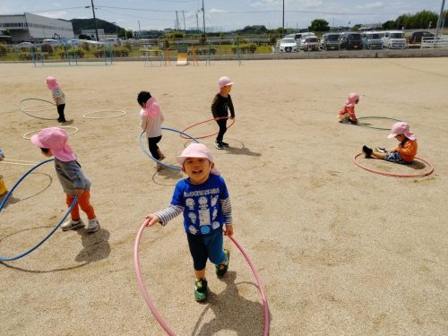 5月7日:好きな色のフープを持ってご機嫌です。