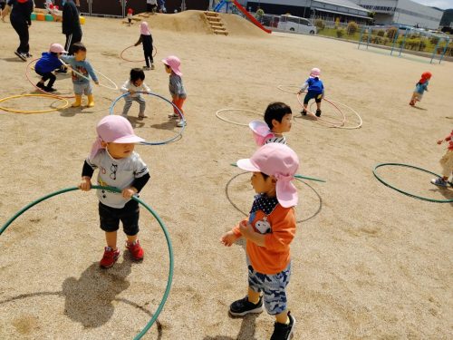 5月7日:「一緒に遊ぶ？」この後二人でフープに入り電車ごっこをしました。