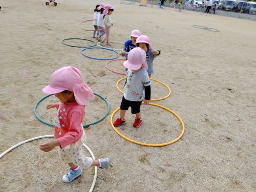 5月7日:フープの道が出来ていました。一つずつまたいで歩いています。