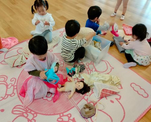 5月7日:ままごと遊びをしました。ドレスを着たり寝かせたり…思い思いに楽しんでいます。