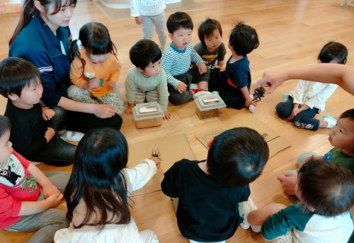 5月8日：先生が持ち上げて見せてくれたよ！大きな角がかっこいい✨