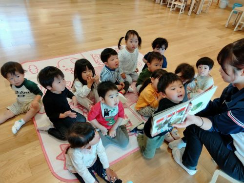 5月8日：虫の絵本で同じカブトムシを見つけたよ(^^♪