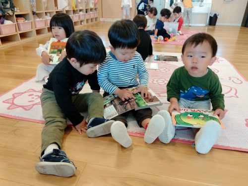 5月8日：お友達と一緒に絵本を見たよ！面白かったね♡