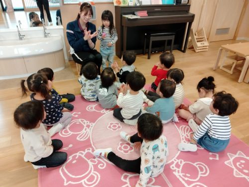 5月9日：お友達がキレイなお花を持ってきてくれたよ！みんなで「おはながわらった」の歌を歌ったよ❁