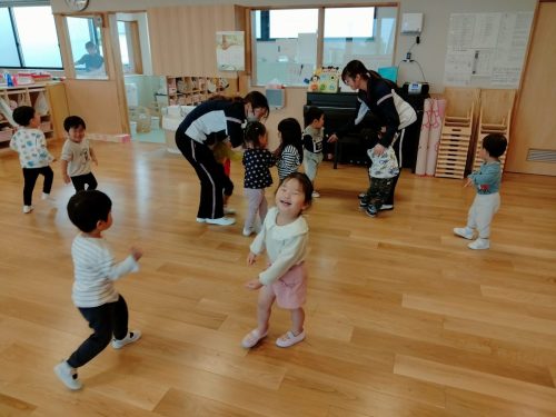 5月9日：先生にお腹や背中をツンツンされてくすぐったかったね☺