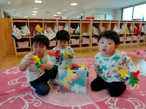 5月9日：うさぎブロックで遊んだよ！上手にコマが作れたね♪