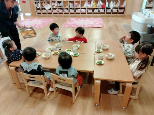 5月9日：「今日の果物はな～んだ？」「「「オレンジ～！」」」
