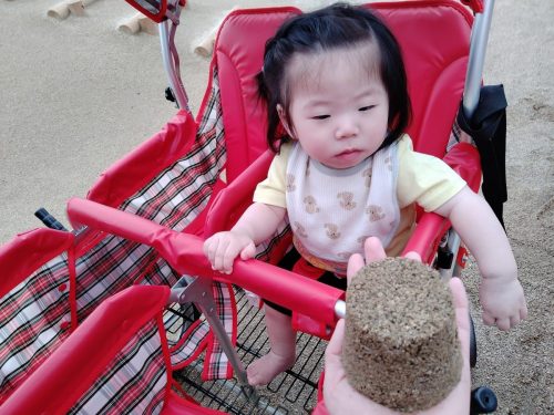 5月12日：貸してくれたカップで先生が砂場の型はめを見せてくれたよ(^▽^)/