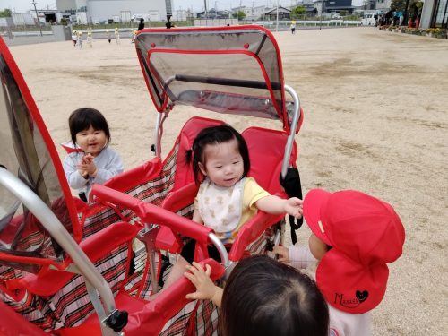 5月12日：あか組さんが集まってきてくれたよ♫一緒に園庭で遊ぶの楽しいね(o^―^o)