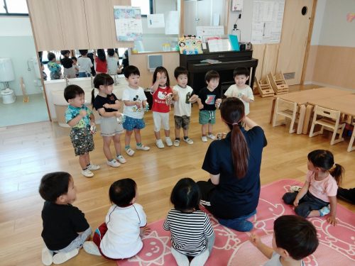 6月20日：次は『おもちゃのチャチャチャ』の歌で鈴を鳴らしたよ！