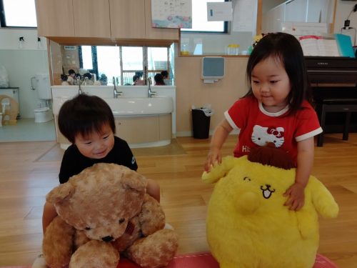 6月20日：ぬいぐるみで遊んだよ！大きなぬいぐるみをギュー♡楽しかったね