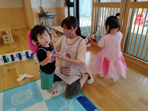 7月1日：先生におんぶ紐をつけてもらったよ！お母さん気分✨