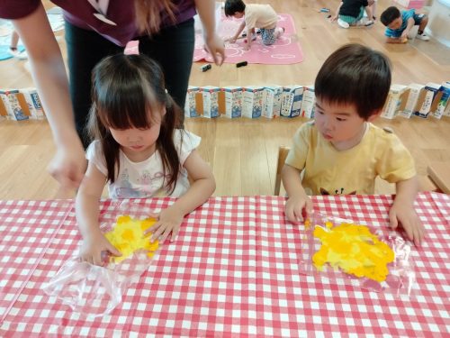 7月1日：白い画用紙に黄色い絵の具をのせてお星さまを作ったよ！