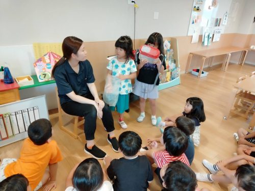 7月7日：朝の会でセミの抜け殻とバッタの卵を紹介してくれました。