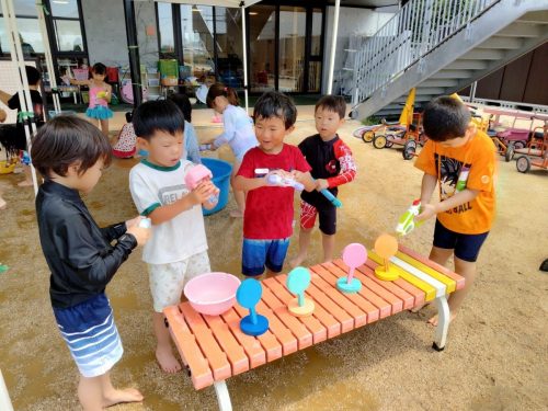 7月7日：水遊びをしました。新しい水鉄砲があって大喜びです。
