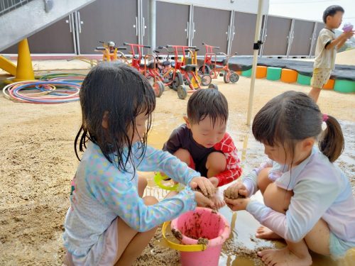 7月7日：泥だんご作りに夢中です。