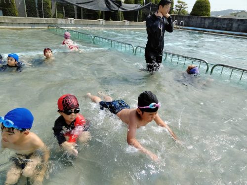 7月10日：5回目のプールになると、顔つけや潜ることも上手になりました。