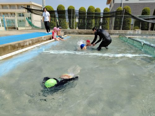 7月10日：先生の手をもって、バタ足ができました。