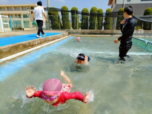 7月10日：とっても楽しいプール遊びだったね。豊小学校に行く人はまた来年☆他の小学校の人も、来年は小学校の大きなプールに入ろうね！