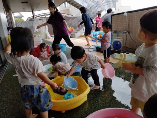 ８月８日：水鉄砲も上手に使えるようになったよ！