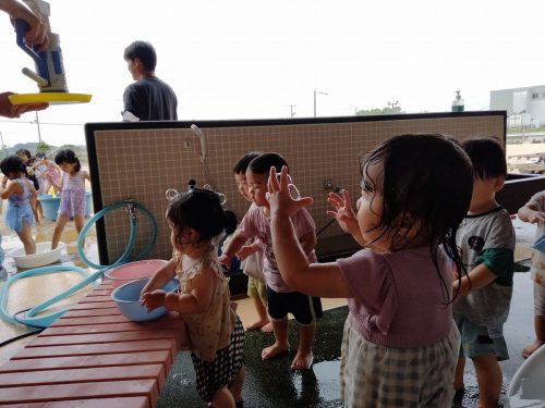 ８月８日：シャボン玉の泡が手にひっついたよ！