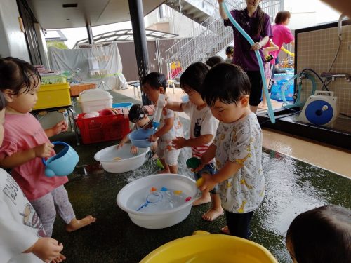 ８月８日：水遊びをしました。