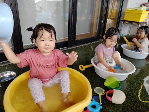 ８月８日：タライの中に入ってバシャバシャ。お風呂みたいだね！