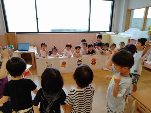 ８月８日：お兄ちゃんお姉ちゃん達が手遊びを披露しに来てくれました。とても上手だったね♪