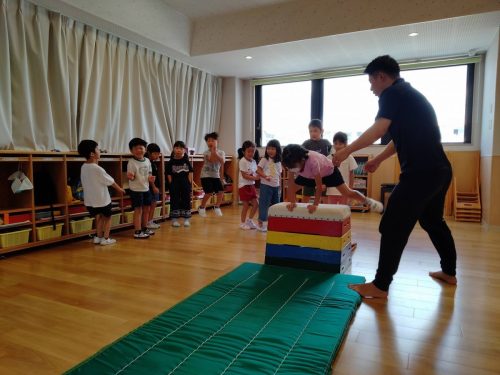 9月1日：跳び箱をして遊びました。