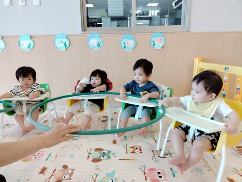 9月16日：緑のフラフープをみんなで順番に触ってみたよ(^^♪