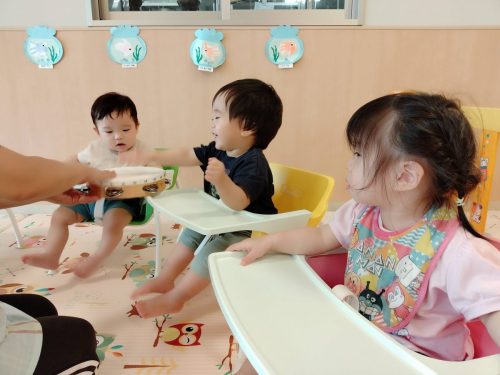 9月17日：『おおきなたいこ』や『おもちゃのチャチャチャ』の歌にのって順番にみんなでタンバリンをたたいたよ(^▽^)/