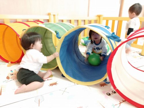 10月22日：トンネルの中にボールを転がして遊んだよ♪