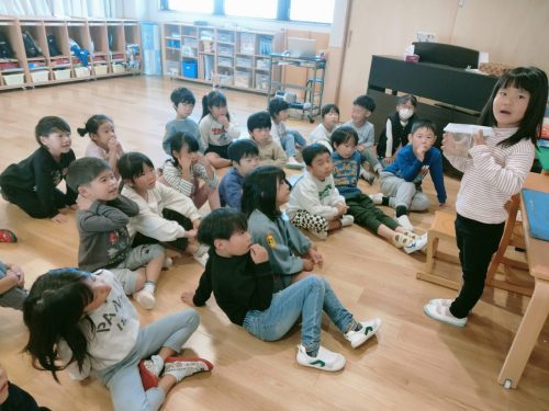 11月17日：お友達がコオロギを紹介に持ってきてくれたよ☆