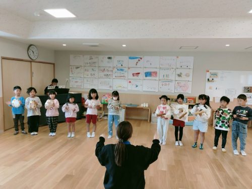 11月18日：トライアングル・タンブリン・拍子木・ウッドブロックの使い方を教えてもらって、先生の合図を見て上手にできました♪