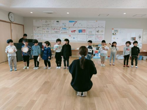 11月18日：『ともだち賛歌』の曲に合わせて、楽器でリズム打ちをしました。