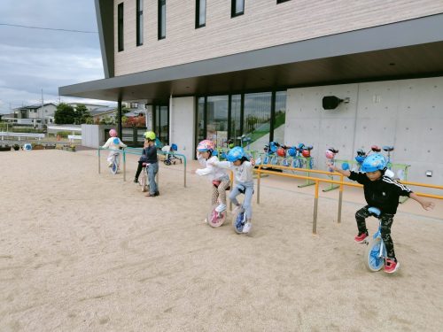 11月18日：園庭の端のフェンスを目指して頑張っています！