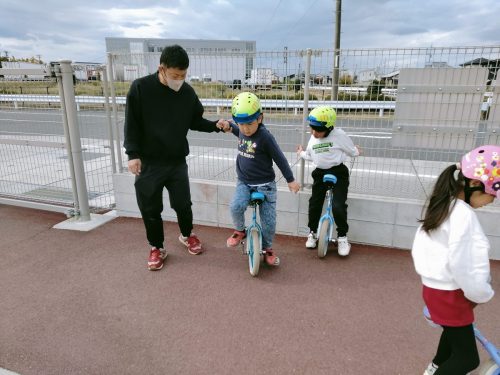 11月18日：一輪車で遊びました。すこしずつ乗れるようになってきました。