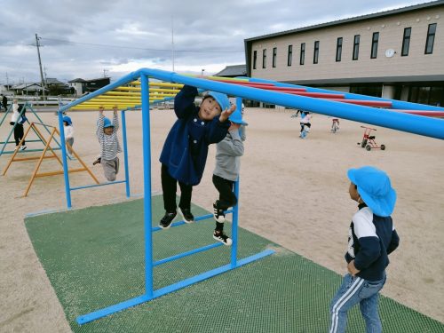 11月18日：うんていで遊びました。