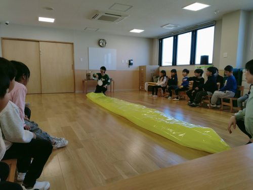 11月21日：大きなバルーンに空気を入れます。うちわを使って空気を送り込みました。