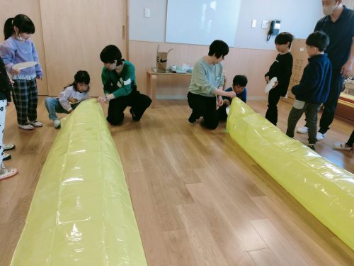 11月21日：２チームに分かれてバルーンの膨らませ対決をしました。