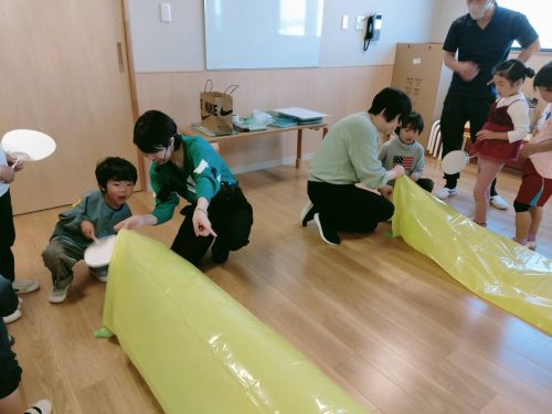 11月21日：バルーンの中からうちわであおいでもなかなか膨らまないね…優しくあおぐと膨らんだよ！