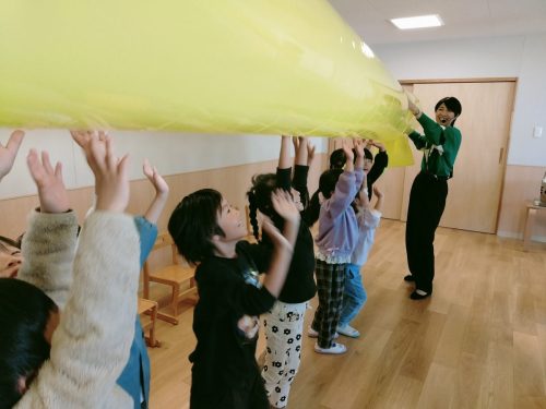 11月21日：空気を持ち上げてみると…とっても軽かったね！