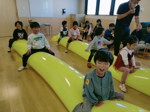 11月21日：膨らませたバルーンに乗ってみました！